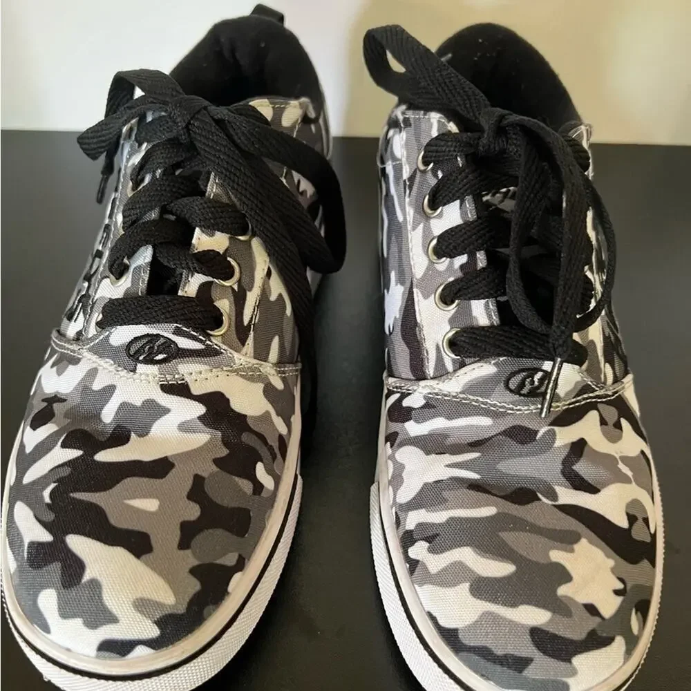 HEELYS BOYS “CAMO” SNEAKER SIZE 6 MINT